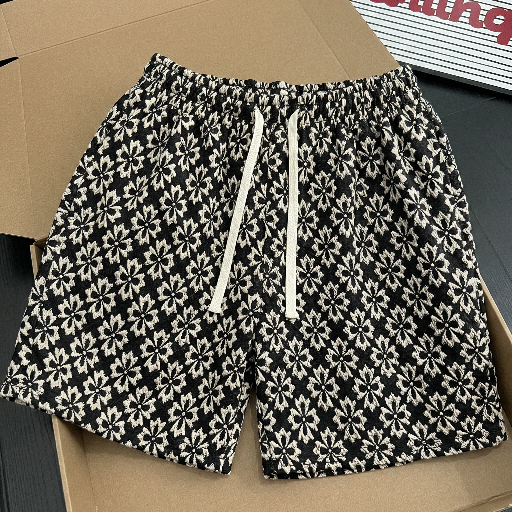 Unisex Light Luxury Summer Houndstooth Print Shorts, High Street Fashion Loose Fit 5-Point Shorts For Casual Wear_viptrois.com