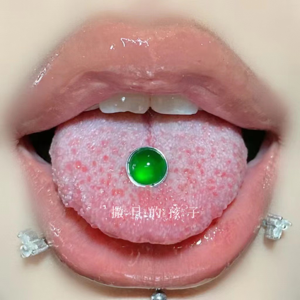 16G labret stud size and finish detail