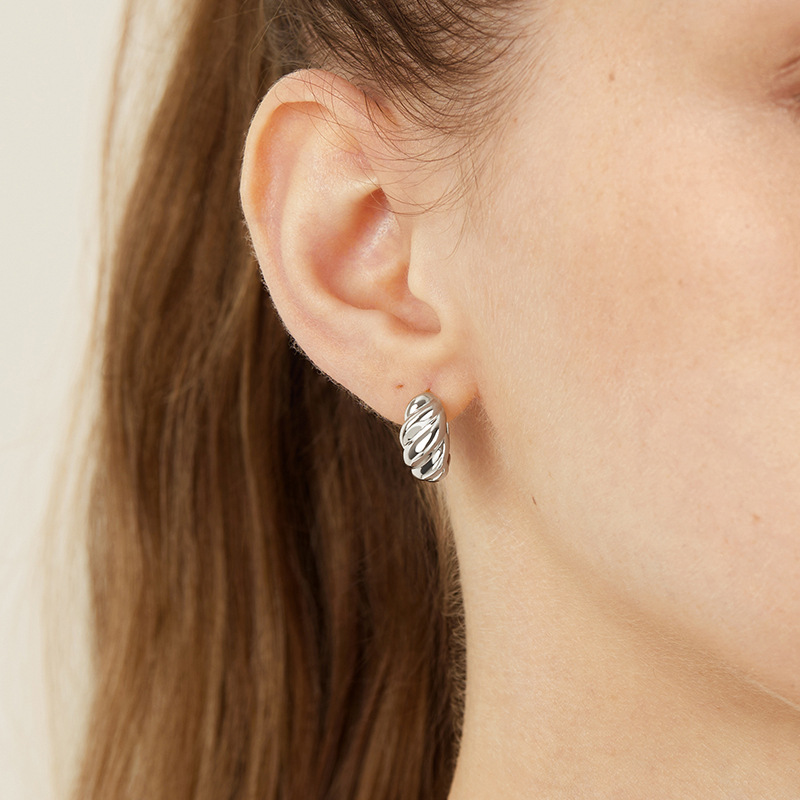 2026 New Style Croissant Earrings, Same Style as Zhao Liying and Tang Yixin, 18K Gold, Light Luxury, High-End Feel, Threaded Earrings