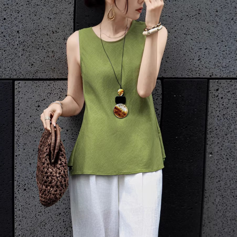 Linen top with a simple round neckline on the front and a sleeveless design. The top features exquisite lace detailing on the back that is subtly revealing Linen top with a simple round neckline on the front and a sleeveless design. The top features exquisite lace detailing on the back that is subtly revealing