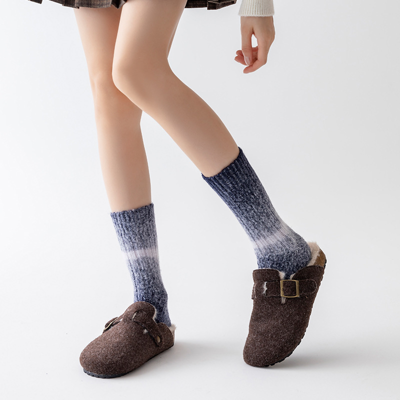 Calcetines para mujeres otoño y invierno gruesas barril largo de calcetines calientes para jóvenes personalidades gradientes de colisión de color pila de anchor rojo tubo medio