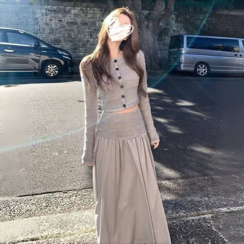 灰色条纹针织套装连衣裙子女2025新款秋季绝美韩系穿搭一整套长裙|undefined