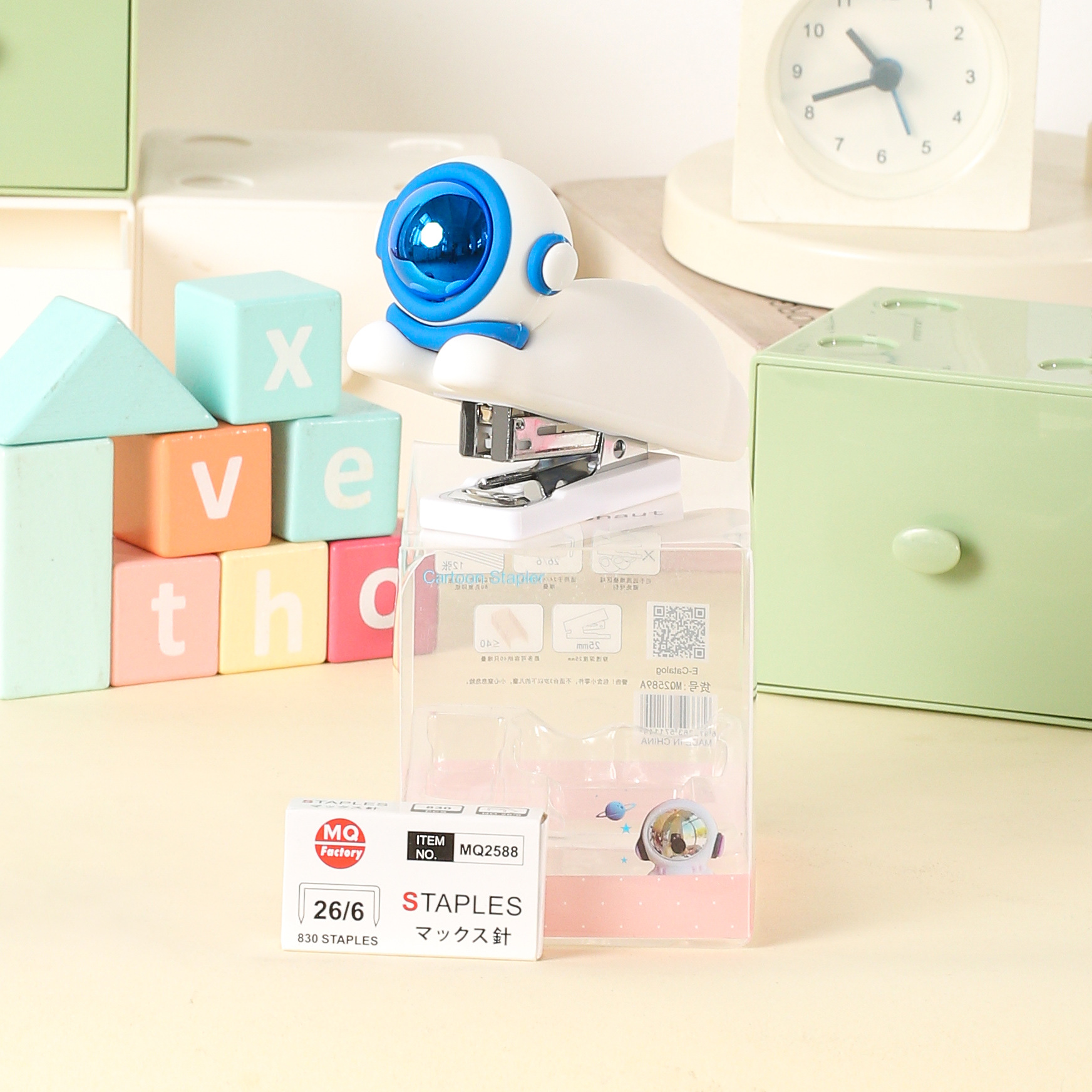 스테이플 상자가 있는 우주 비행사 - 흰색