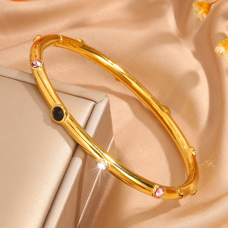 Mujeres de acero inoxidable diez pulseras de perforación galvanizadas de alta calidad 18k oro de moda pulseras de lujo ligeras joyas personales versátiles