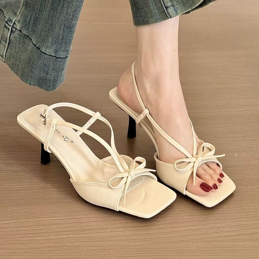 Sandals with bow with a strap, western style