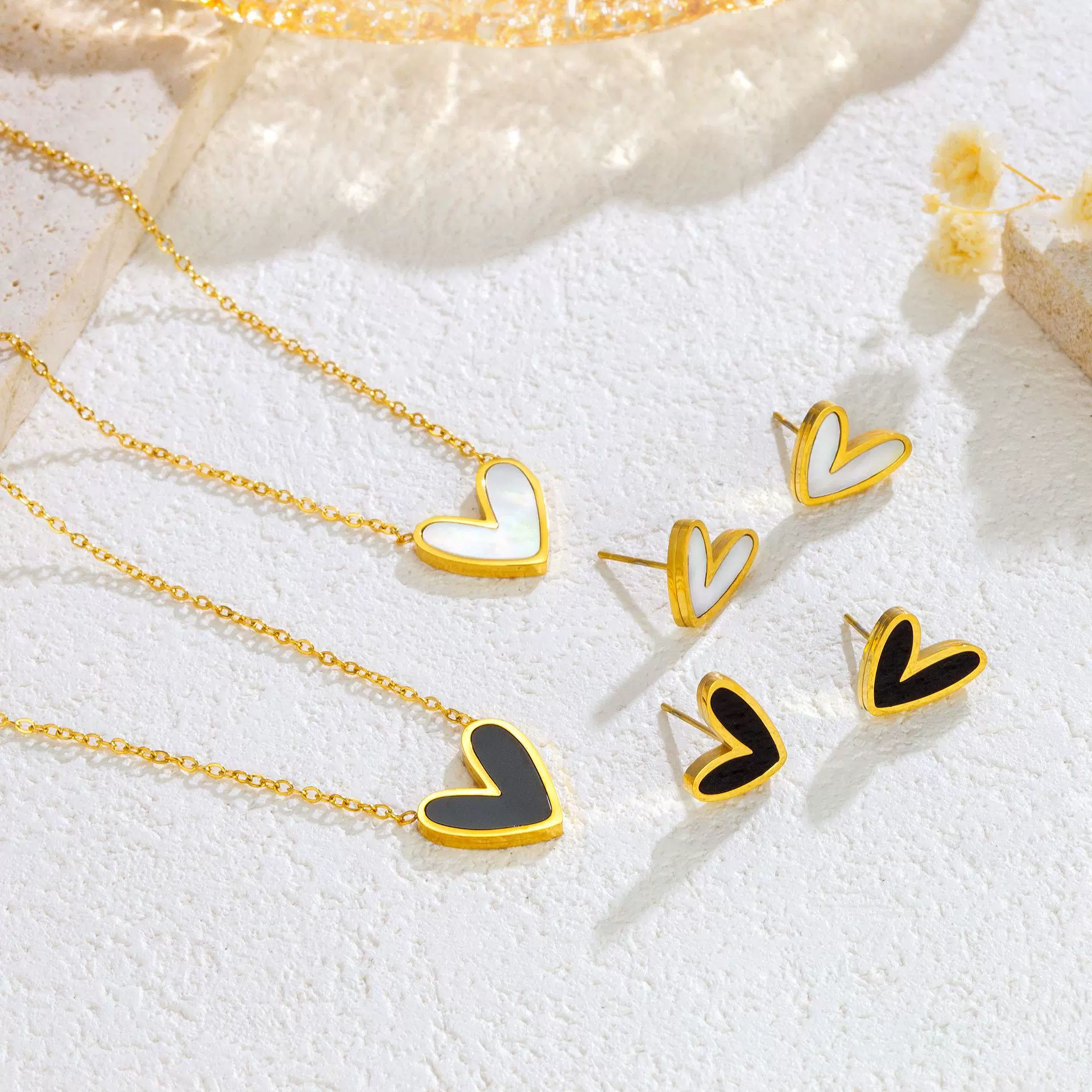 轻奢小众设计感黑色歪桃心项链气质白贝心形钛钢锁骨链饰品套装