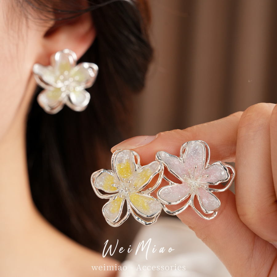 Aguja de plata dopamina color goteo de aceite flor pernos de orejas temperamento dulce pequeño pendientes claros ligeros de lujo alta sensación de orejas para mujeres
