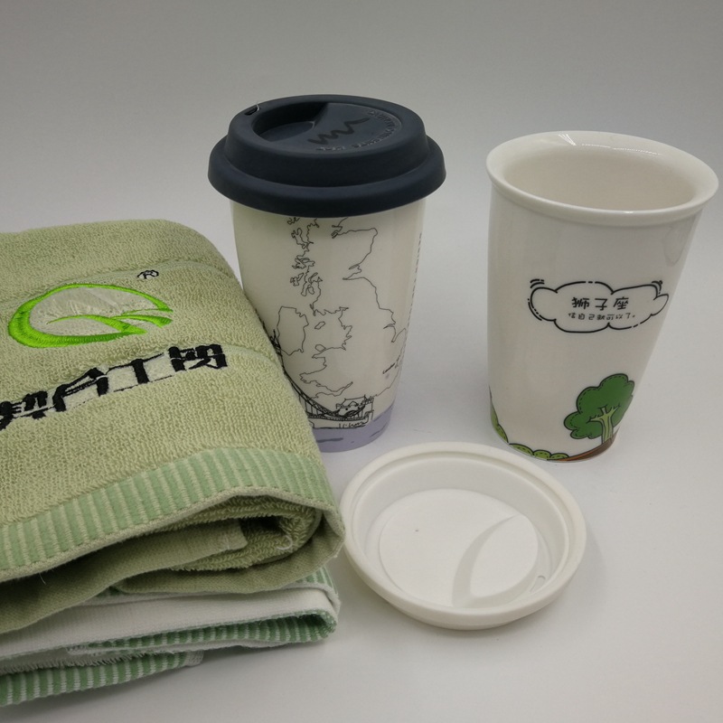 Taza de cerámica con cierre Taza de doble capa de aislamiento térmico de silicona Taza de agua Taza de pareja ins Taza de café simple con cuchara