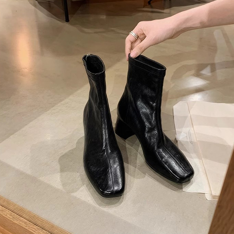 Nuevas botas cortas de otoño e invierno para mujer, estilo francés, con punta cuadrada pequeña, de cuero de caballo texturizado y desgastado, con tacón grueso, versátiles y que estilizan la figura.