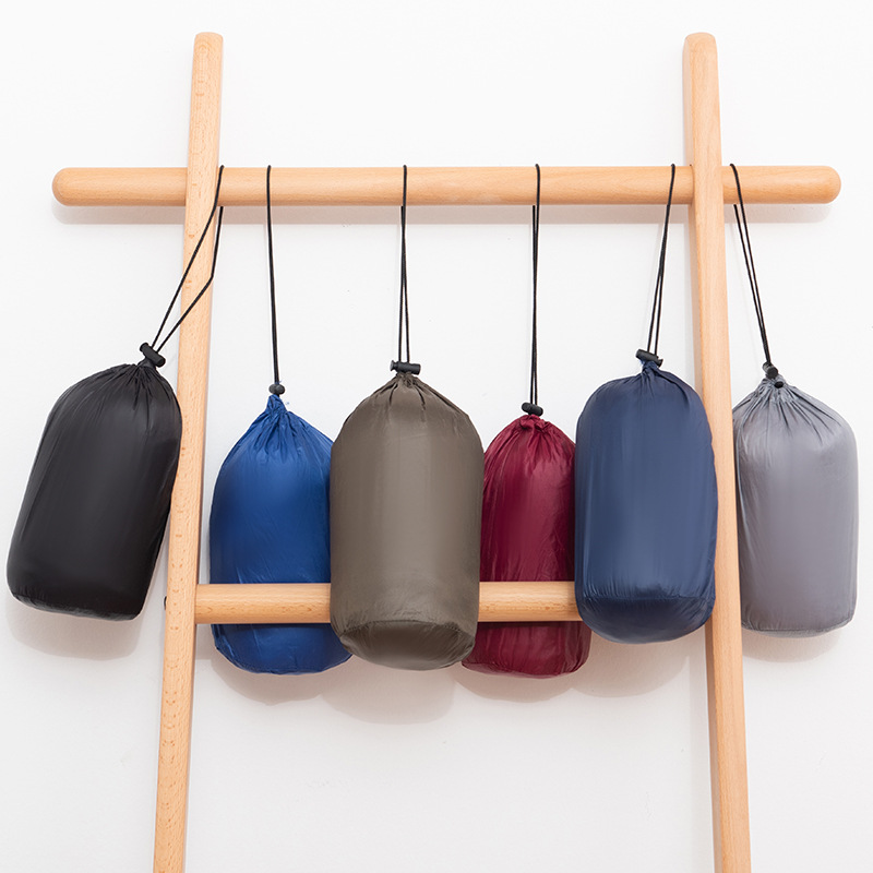 Liquidación anti-temporada 2024 nueva chaqueta de plumón ligera y delgada para hombre con capucha cuello alto chaqueta corta de gran tamaño estilo ligero y delgado de moda