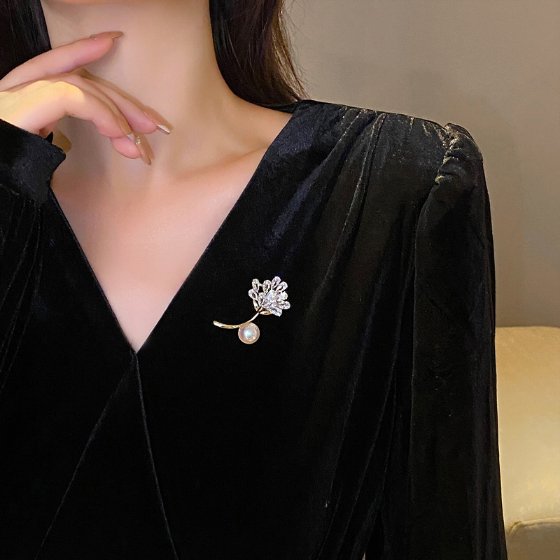 Elegante Barocke Emaille Brosche Mit Floralen Kristallen_voghion.com