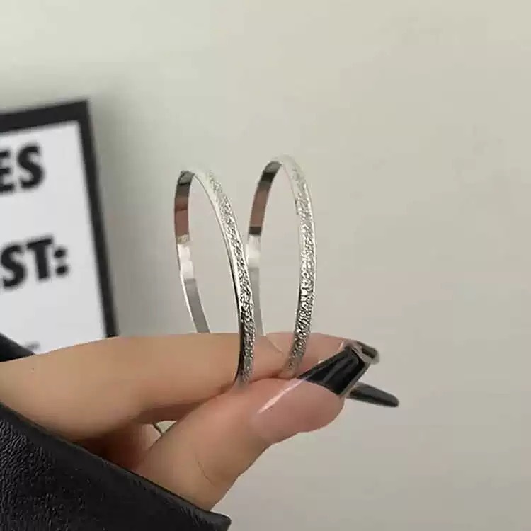 2024 New Silver Starry Sky Circle Fashionable, Simple, Versatile, Square Round Face, Slimming Earrings_voghion.com