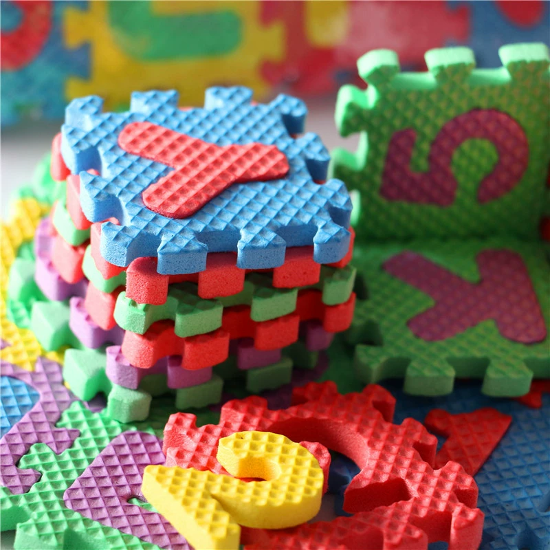 small doll house, carpet, props, decorations with accessories