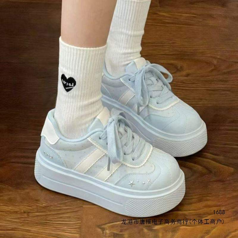 Cream-colored, thick-soled white sneakers for women, perfect with dresses, a stunning look for 2026, ideal for summer casual wear, and a trendy "bread shoe" style Cream-colored, thick-soled white sneakers for women, perfect with dresses, a stunning look for 2026, ideal for summer casual wear, and a trendy "bread shoe" style