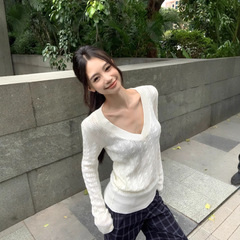 白いvネックの長袖のニットの女性の秋冬の修身の麻の花のセーターの弾力性は腰のガードルの中で底の上着を掛けます。