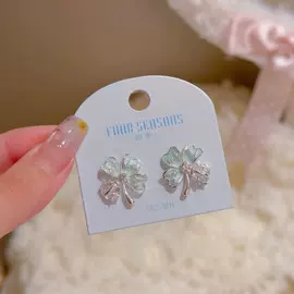 项链;耳钉;手链