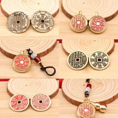 真鍮の山鬼はお金を使って朱砂の復古の山鬼の銅貨の鍵を回します。