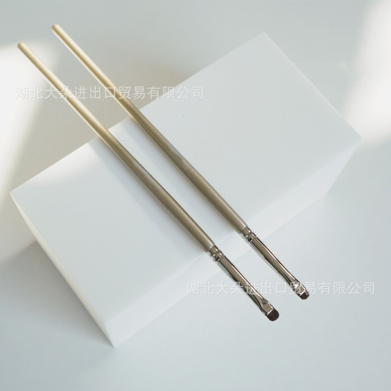 Serie de oro tamaño pequeño ángulo oblicuo sombra de ojos cepillo acostado gusano de seda línea de prensado cepillo de humo cepillo de maquillaje herramienta novato