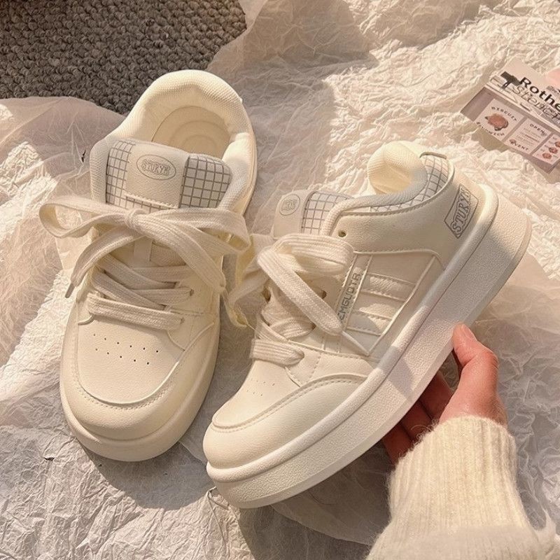 Corea del estilo universitario pareja zapatos blancos para mujeres otoño de 2025 nuevo estilo de cabeza redonda zapatos de skate casuales para mujeres