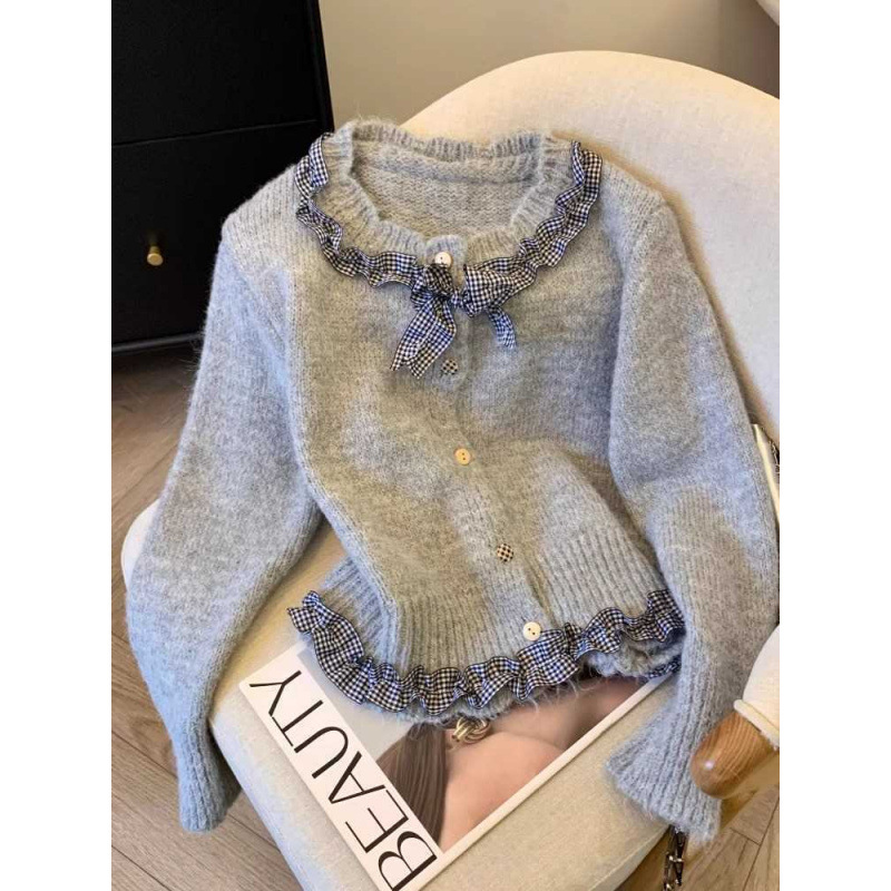 Autumn design cardigan with a round collar