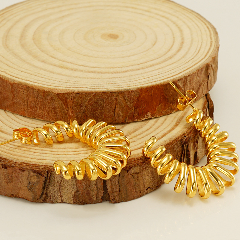 Cruz-frontera europea y americana nueva primavera de acero inoxidable pendientes de las mujeres de diseño hueco anillo de acero de titanio pendientes en stock al por mayor