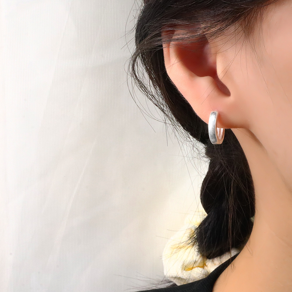 Brushed Matte Silver Hoop Earrings For Men And Women Simple Style_voghion.com