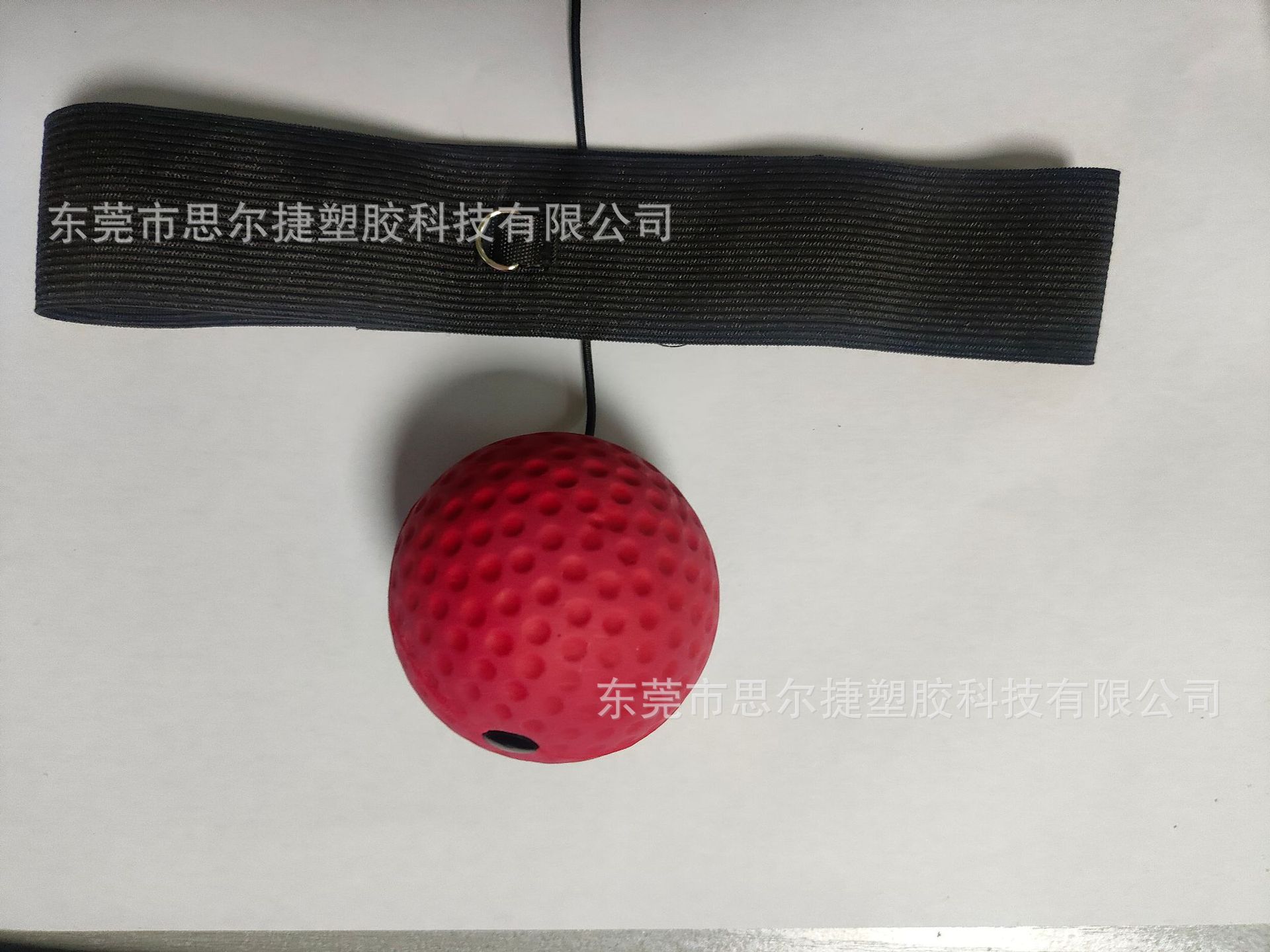 Красный резиновый мяч + нейлоновая повязка на голову.