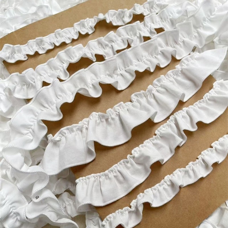 小さめサイズの白い綿縁飾り付きレトロな服の裾、ロリータ風綿生地の白いホームウェア、花飾りの付属品