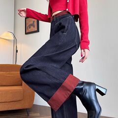 紺色のストレートジーンズの女性は秋冬に腰が高くてゆったりしています。