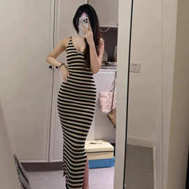 爱依轩黑米条纹V领长款针织连衣裙夏季新款小众设计感海边度假裙