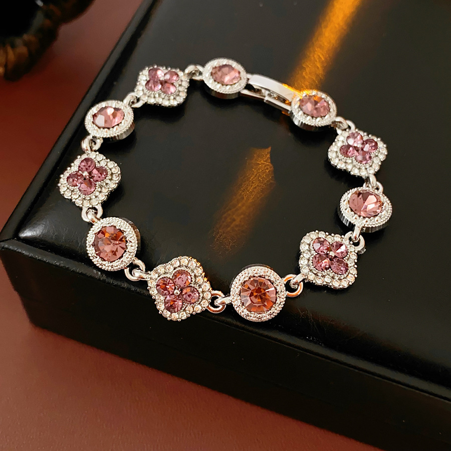 Brazalete de diamantes de cuatro hojas medieval de lujo ligero de alto nivel de sensación de diseño de pulsera sofisticada de nicho joyas de mujer