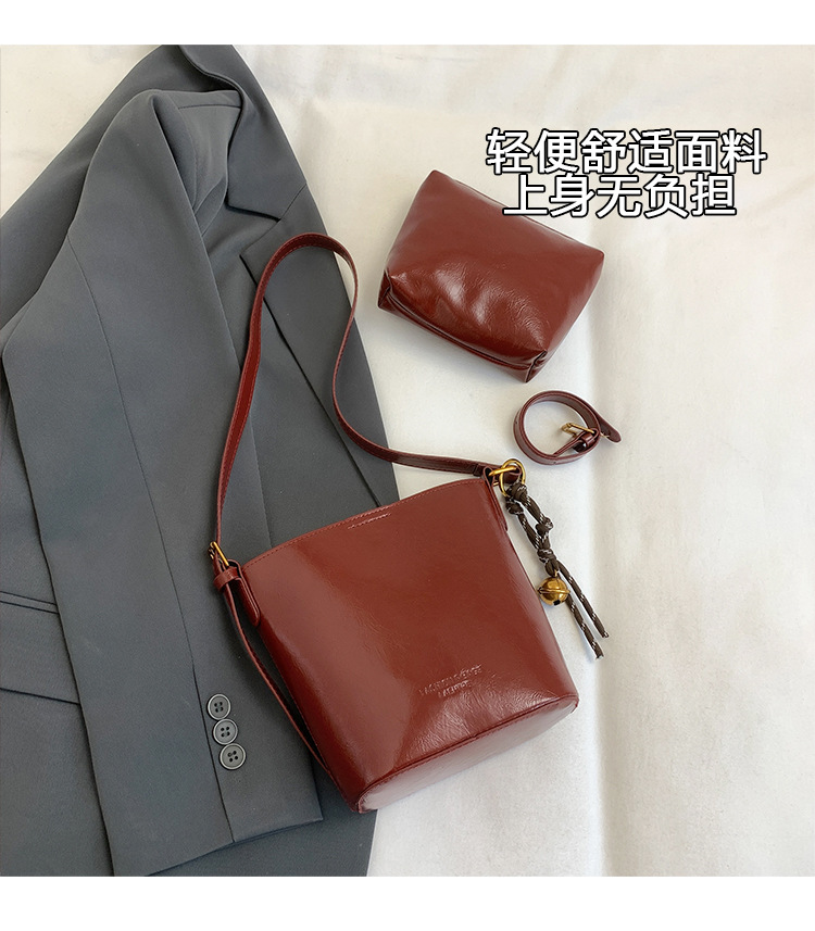 This year, the retro and fashionable women's 2024 new models are popular. This year, single-shoulder crossbody bags, large-capacity hand-held bucket bags, and cross-border bags are all in vogue Application Scenario