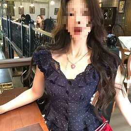 蓝色波点一字肩上衣女夏季两穿小飞袖蕾丝衬衫设计感小衫图片色