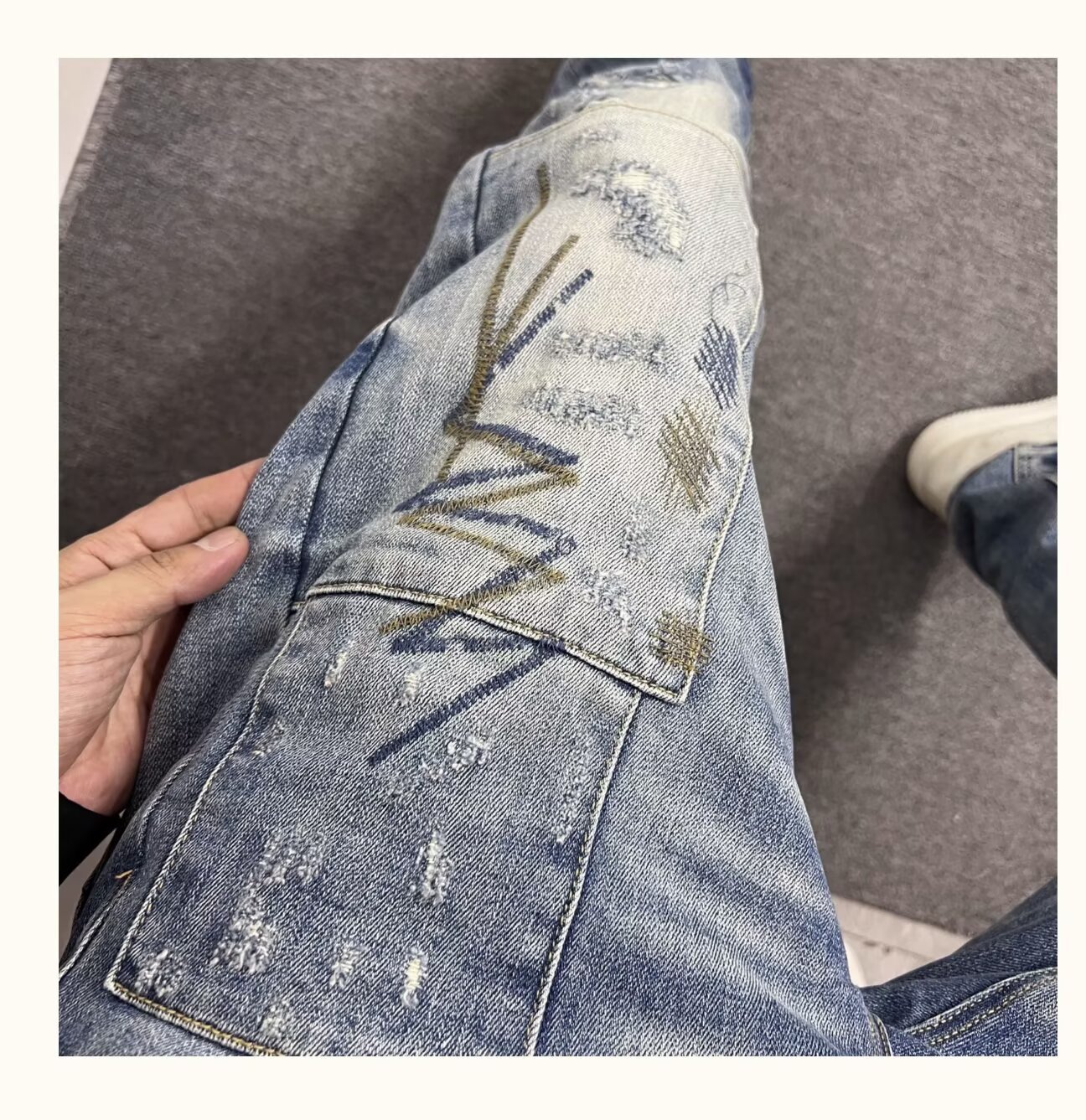 Jeans slim stretch da uomo con strappi patch e ricami_voghion.com