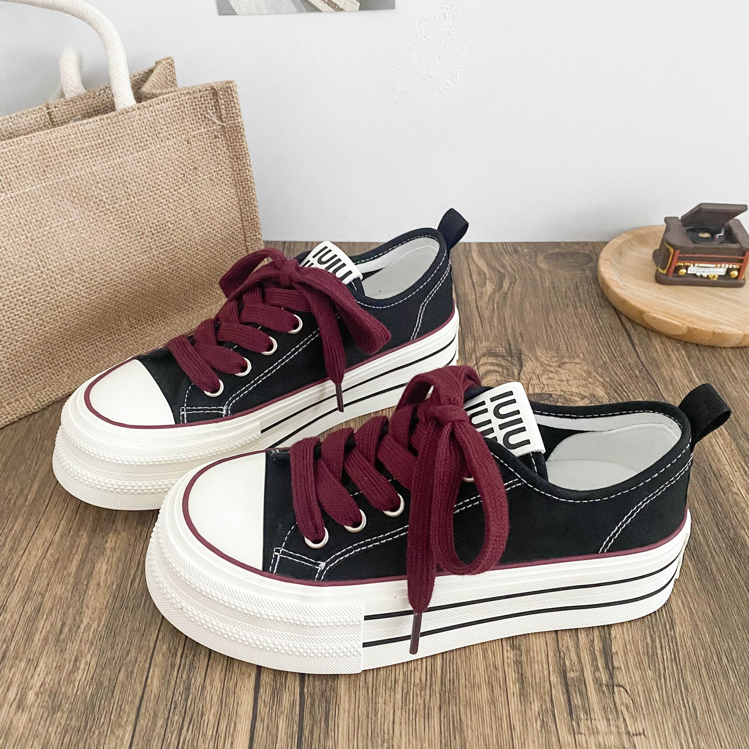2025 otoño zapatos de lona con suela gruesa transpirables nuevos versátiles nichos casuales de alto valor de la cara de los viajeros de estilo de puerto zapatos de skate retro image 9