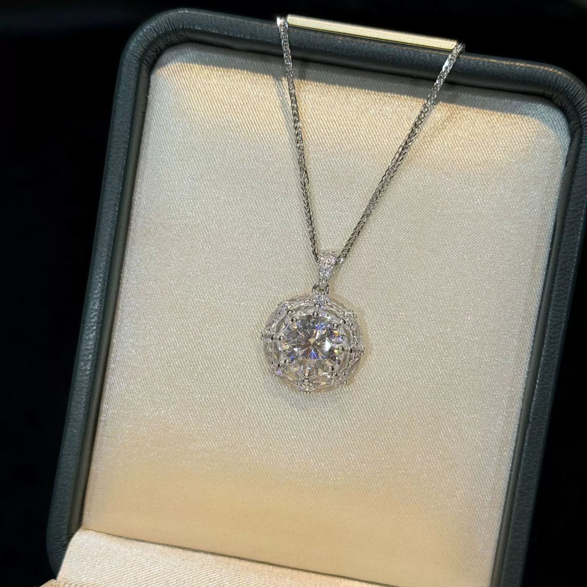 S925银莫桑石项链9mm3克拉八心八箭莫桑钻吊坠欧美轻奢时尚锁骨链