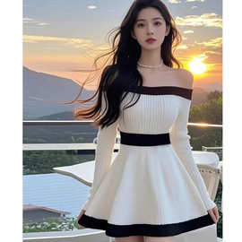 欲黑白撞色设计感短款连衣裙女性感一字领长袖收腰修身A字短裙