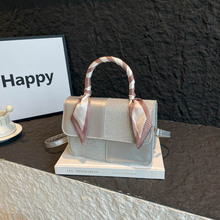 �������e�ٴ��¿�С����ͨ��ײɫ�͹Ű����r������|�Іμ�б���