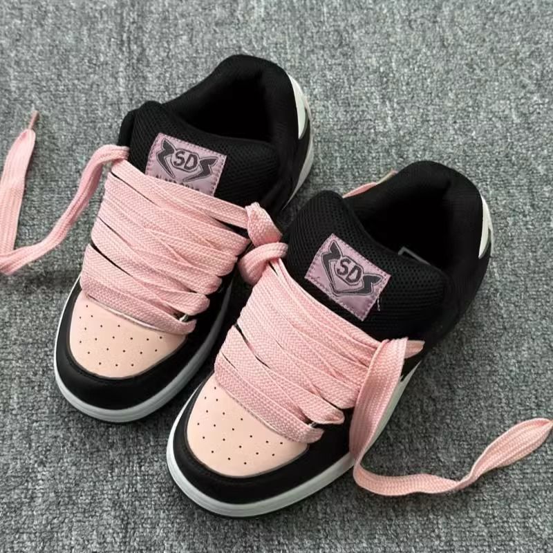 Nuevos zapatos de pan de color rosa negro relámpago para mujer, zapatos casuales de suela gruesa para estudiantes de todo fósforo, zapatos de tabla de aumento, lote de punta redonda