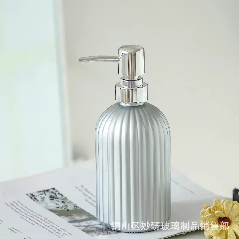 Botella de desinfectante de manos de lujo ligero Botella de loción de patrón vertical Botella de gel de ducha de prensa Botella de botella vacía de vidrio de champú