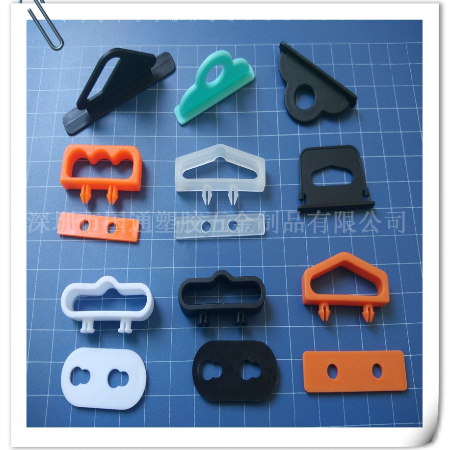 飞机孔PVC自粘胶挂钩 三角空透明展示挂钩 PET塑料挂钩厂家供应