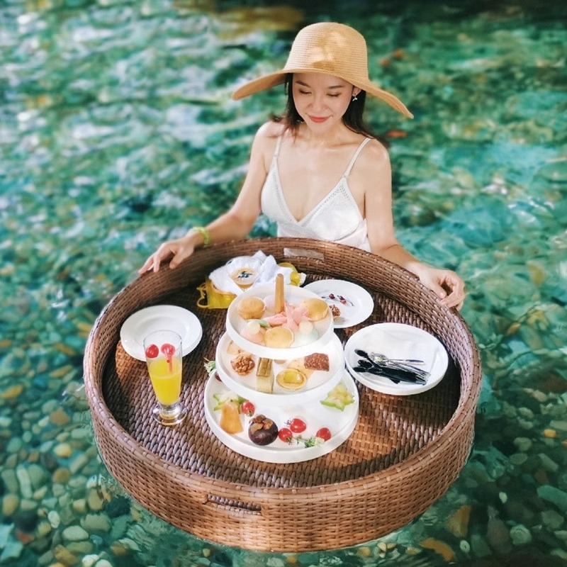 Piscina plato de frutas ratán flotante redonda bandeja de aguas termales Bali Vietnam desayuno cesta B & B Villa