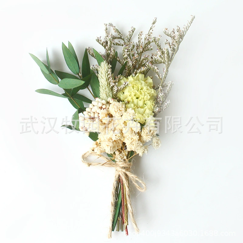 Маленькие свежие декоративные цветы, праздничный подарок
