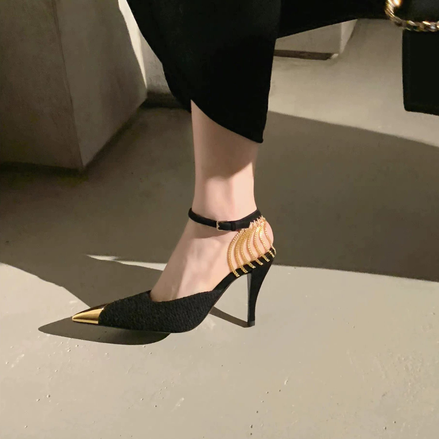 Весенние новые сексуальные туфли-лодочки на шпильке с острым носком, из натуральной кожи, женские босоножки на высоком каблуке с одной пряжкой и цепочкой, свадебные туфли