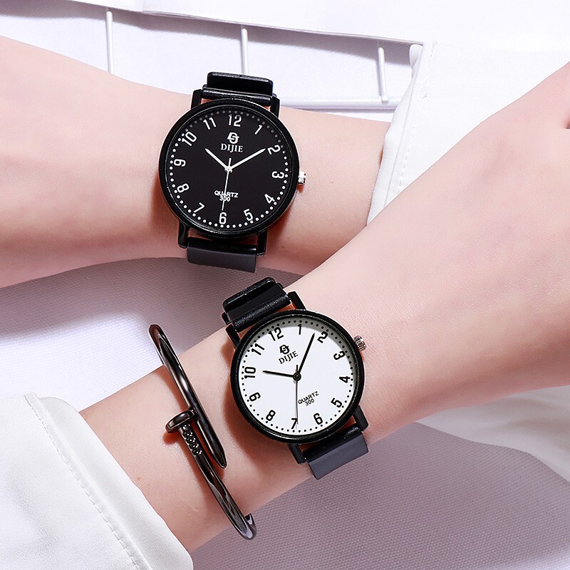 Student Party's Versatile and Stylish Quartz Watch with Large Dial and Pvc Numbers, Specifically Designed for Junior and Senior High School Students and Civil Service Exams