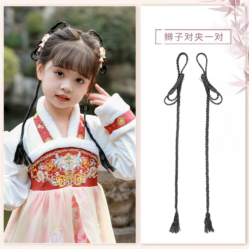 땋은 머리와 클립 한 쌍