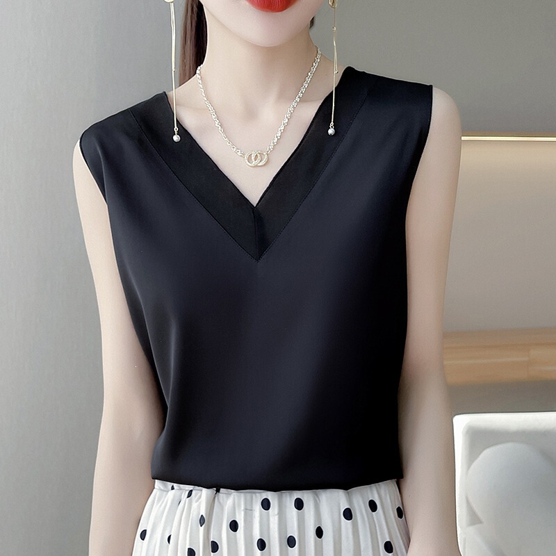 V-Neck Camisole for Women, Sleeveless Satin Top, Loose Fit, Slimming, Lightweight, Suitable for Layering or Wearing Alone, with Chest Pads V-Neck Camisole for Women, Sleeveless Satin Top, Loose Fit, Slimming, Lightweight, Suitable for Layering or Wearing Alone, with Chest Pads