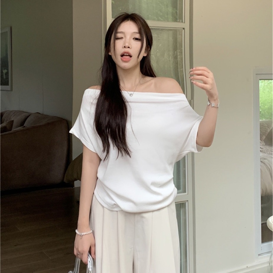 Top estilo americano con hombros descubiertos y diseño moderno, ropa de mujer, verano 24, estilo informal, corto, asimétrico, camiseta de manga corta