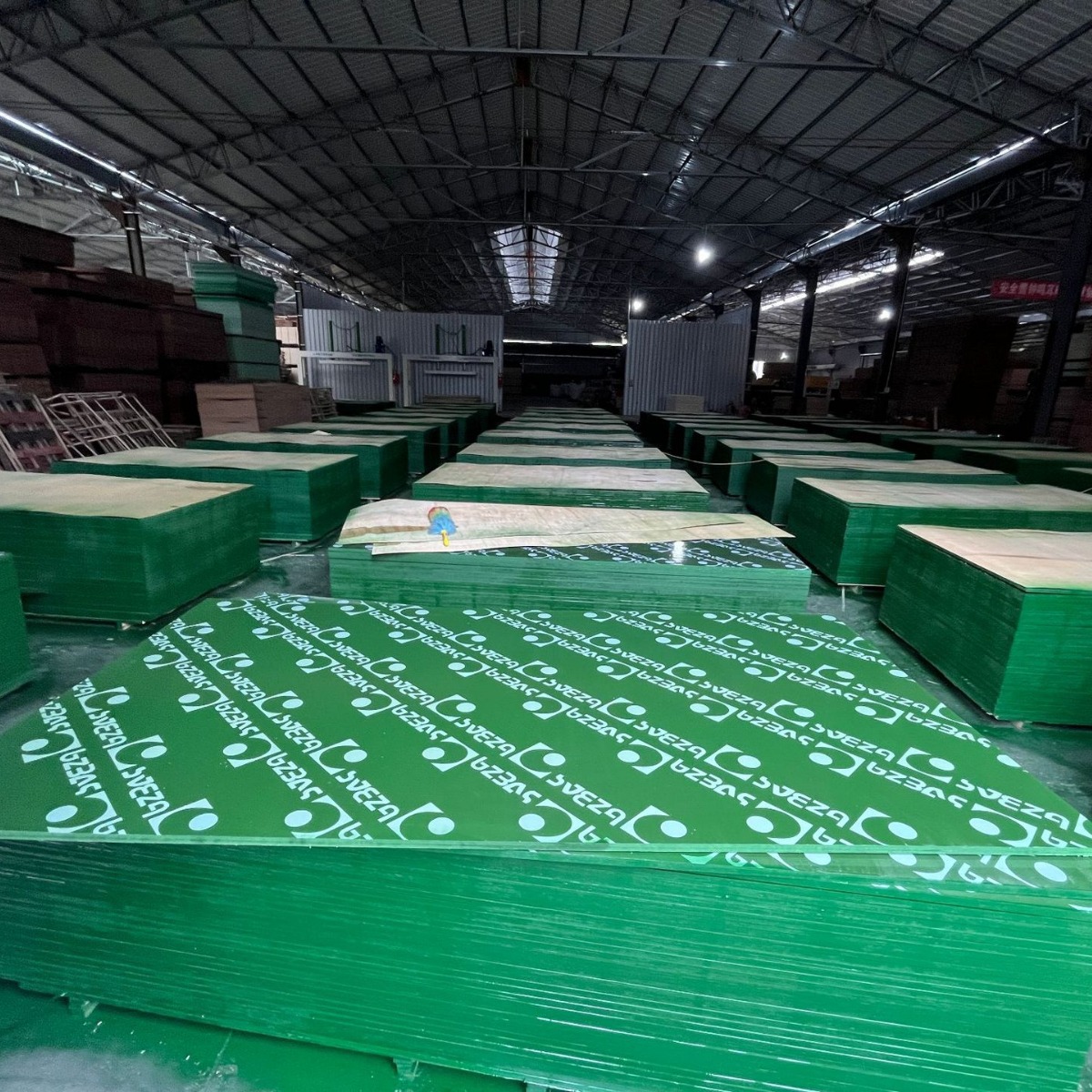 Venta directa de fábrica al por mayor de alto precio plástico resistente al desgaste plantilla de construcción madera contrachapada tablero multicapa