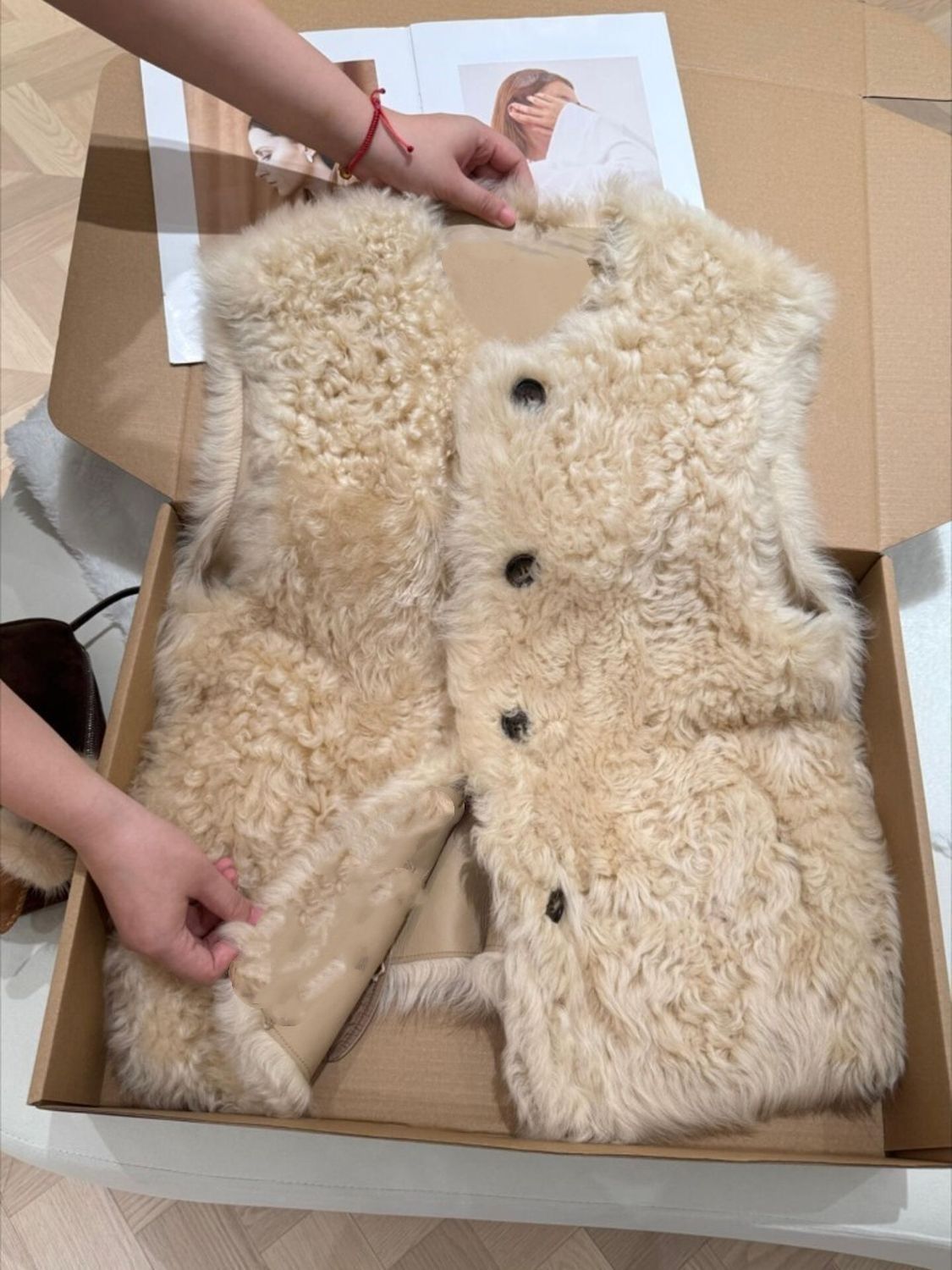 Áo vest nữ không tay cổ tròn giả lông cừu phối lông thú, dáng gile khoác ngoài — Trắng, màu lúa mì, quả mơ — 11/12